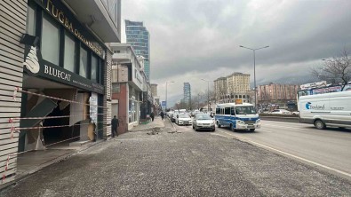 Bursa'da Kontrolden Çikan Otomobil Dükkana Girdi