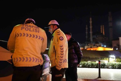 Edirne'de Alkolü Sürücülere Ceza Yagdi, Cam Filmlerini Ise Elleriyle Söktüler