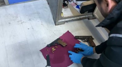 Polis Isyerindeki Çelik Kasada 4 Tabanca Ve Uyusturucu Madde Ele Geçirdi