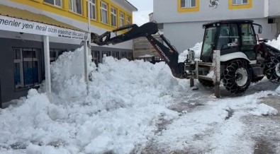 Sirnak'ta Okul Bahçeleri Kardan Temizleniyor