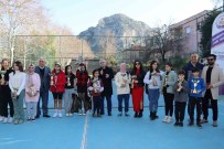 Kozan'da Kis Tenisi Sampiyonasinda Kupalar Sahiplerini Buldu