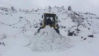 Erzurum'da yoğun kar: 25 yol ulaşıma kapandı