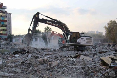 90 Yillik Okul Zamana Yenildi, Depreme Dayaniksiz Çikinca Yikimi Yapildi