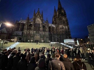 Almanya'da 6 Subat Depreminin Yildönümünde Tarihi Dom Katedrali Önünde Anma Programi