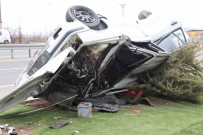 Refüje Çikip Elektrik Diregine Çarpan Araç Takla Atti Açiklamasi 5 Yarali