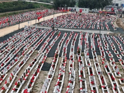 Mezarlıklarda sabahladılar: Depremde hayatını kaybedenler anılıyor