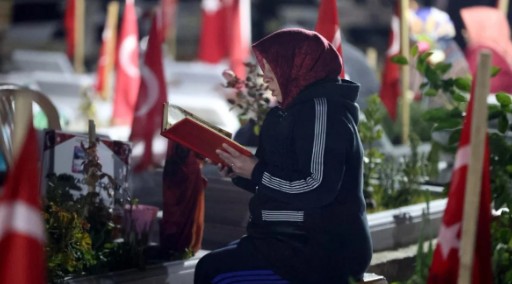 Mezarlıklarda sabahladılar: Depremde hayatını kaybedenler anılıyor