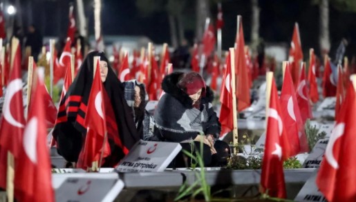 Mezarlıklarda sabahladılar: Depremde hayatını kaybedenler anılıyor