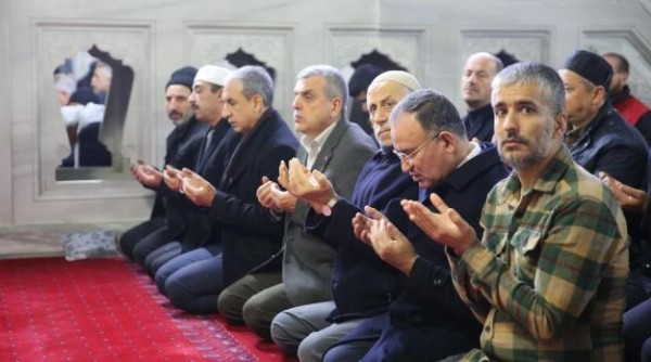 Depremde hayatını kaybedenler anılıyor: Camilerde dua edildi