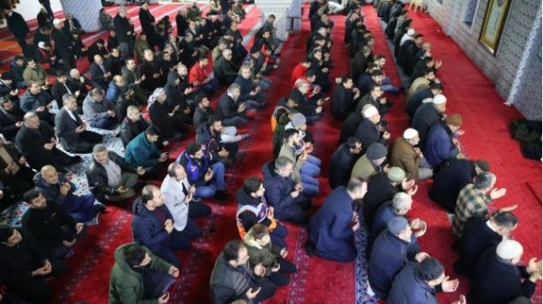 Depremde hayatını kaybedenler anılıyor: Camilerde dua edildi
