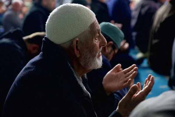 Depremde hayatını kaybedenler anılıyor: Camilerde dua edildi