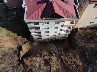 Artvin'de Yamaçtan Kopan Topraklar Evlerin Içerisine Doldu, 10 Bina Zarar Gördü