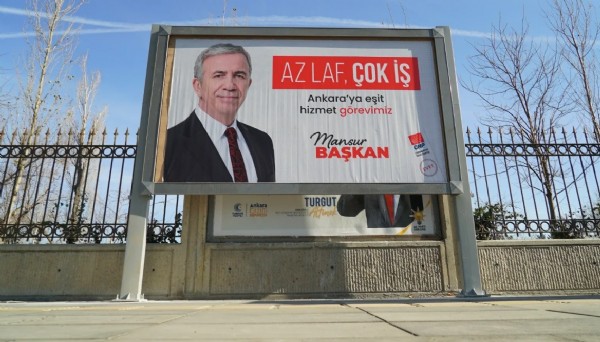 Ankara’da skandal: Mansur Yavaş Turgut Altınok afişlerini böyle engelledi!