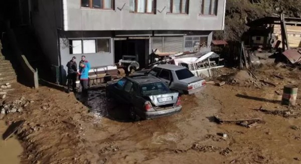 Artvin'de 4 yıl sonra yine aynı manzara! 'Dağ koptu dereyi kapattı'