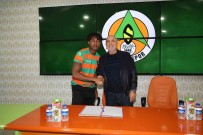 Alanyaspor, Nijeryali Genç Futbolcu Akinlosotu Ile Profesyonel Sözlesme Imzaladi Haberi