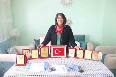 Arkadaslarinin Hazirladigi Pankartla Basladi, Çeyrek Asirdir Muhtarlik Yapiyor