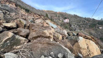 Artvin'de Dev Kayalar Mahalleyi Teget Geçti