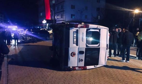 Bolu'da otomobille çarpışan minibüs devrildi: 2 yaralı