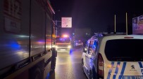 Alkollü Sürücü Yol Ayrimindaki Direge Çarpti Açiklamasi 3 Arkadas Otomobilde Sikisti
