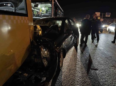 Avcilar'da Kontrolden Çikan Otomobil Park Halindeki Otobüslere Çarpti Açiklamasi 2 Yarali
