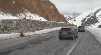 Bitlis'te Yola Düsen Kayalar Sürücülere Zor Anlar Yasatti Haberi
