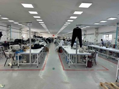 Göle'de Açilan Tekstil Atölyesinde 90 Kisi Istihdam Ediliyor