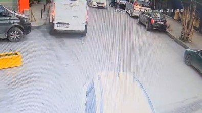 Istanbul'da Motosikletli Adama Silahli Saldiri Kamerada Açiklamasi Önünü Kesip Basindan Vurdular