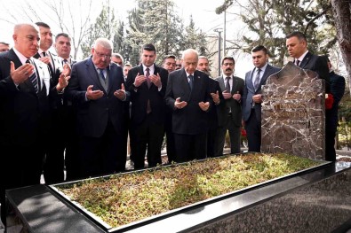 MHP Lideri Bahçeli, Alparslan Türkes'in Kabrini Ziyaret Etti