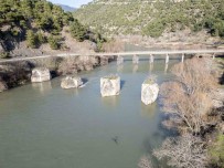 Tokat Ile Amasya'yi Birbirine Baglayan Tarihi Köprüden Geriye Sadece Ayaklari Kaldi
