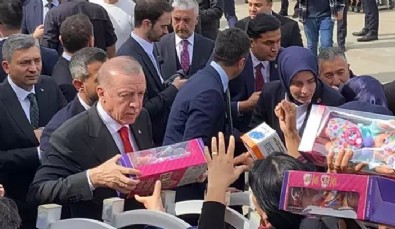 Cumhurbaşkanı Erdoğan, çocuklara oyuncak dağıttı