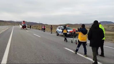 Köpege Çarpmamak Için Manevra Yapti, Tarlaya Devrildi Açiklamasi 5 Yarali