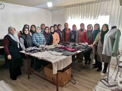 Ürettikleri Kiyafetlerle Ekonomiye Katki Sagliyorlar