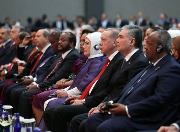 Survivor'da eleme gecesi! Begüm ağlayarak veda etti