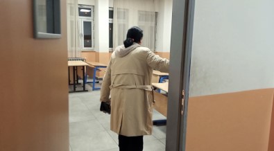 Bir Annenin Yürek Yakan Anlari Açiklamasi Hüngür Hüngür Aglayarak Kayip Oglunun Okuluna Gitti