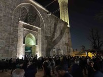 Bursa'da Ilk Teravi Namazi Kilindi, Tarihi Camiye Binlerce Kisi Akin Etti