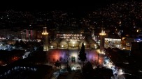 Bursa'daki Tarihi Ulu Camii'ne 'Dünyada Bir Yolcu Gibi Ol' Mahyasi Asildi