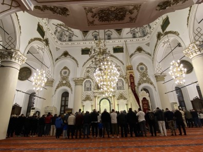 Izmir'de Mübarek Ramazan Ilk Teravih Ile Basladi