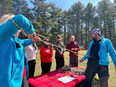 25 UMKE Gönüllüsü Egitimlerini Tamamladi