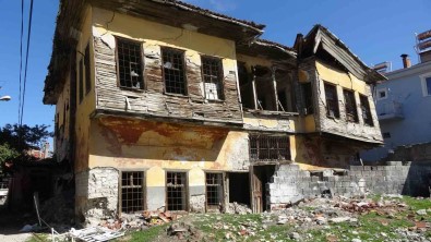 Burdur'da Onlarca Basvuruya Ragmen Tedbir Alinmayan Metruk Bina Tehlike Saçiyor