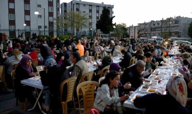 Kusadasi Belediyesi'nden Ramazan Ayinda 15 Bin Kisilik Iftar Yemegi