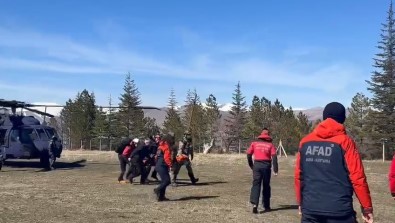 Nigde'de Kar Kütlesi Altinda Kalan Dagcinin Cesedi Helikopterle Alindi