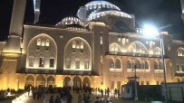 Ramazan Ayinin Ilk Teravih Namazi Büyük Çamlica Camii'nde Kilindi