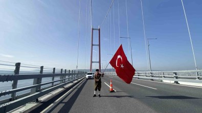 Sehitler Için Çanakkale'ye Yürüyen Gazi Torunu, Türk Bayragiyla 1915 Çanakkale Köprüsü'nü Yürüyerek Geçti