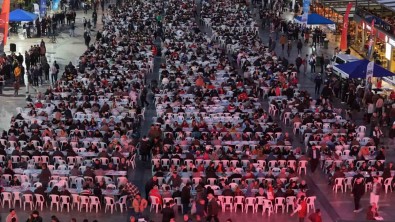 Vatandaslar Aydin Büyüksehir Belediyesi'nin Iftar Sofralarinda Bulusuyor