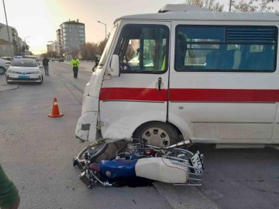 Konya'da Motosiklet Ile Minibüs Çarpisti Açiklamasi 1 Yarali