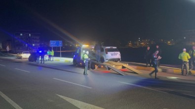 Polislerden Kaçarken Ekip Otosuna Çarpan Sürücü Ehliyetsiz Çikti