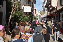 Antalya'da Gizli Hayirseverden Gelen Ücretsiz Pide Kuyrugu