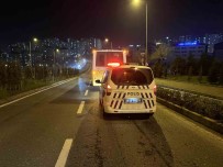 Basaksehir'de 'Yol Verme' Kavgasi Açiklamasi Otobüs Soförünü Biçaklayip Kaçti