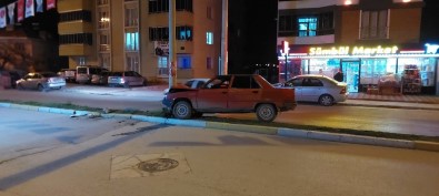 Kontrolden Çikan Otomobil Elektrik Diregine Çarpti