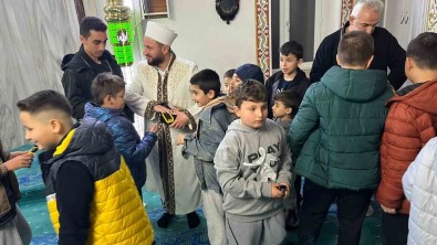 Teravih Namazina Giden Çocuklara Çikolata Dagitildi